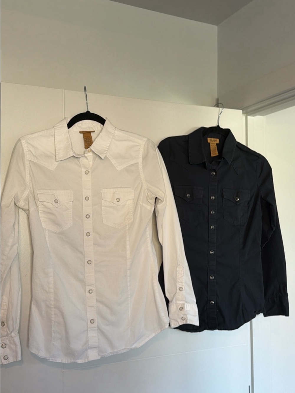 Wrangler womens Button-Down Western Shirt in White and Black